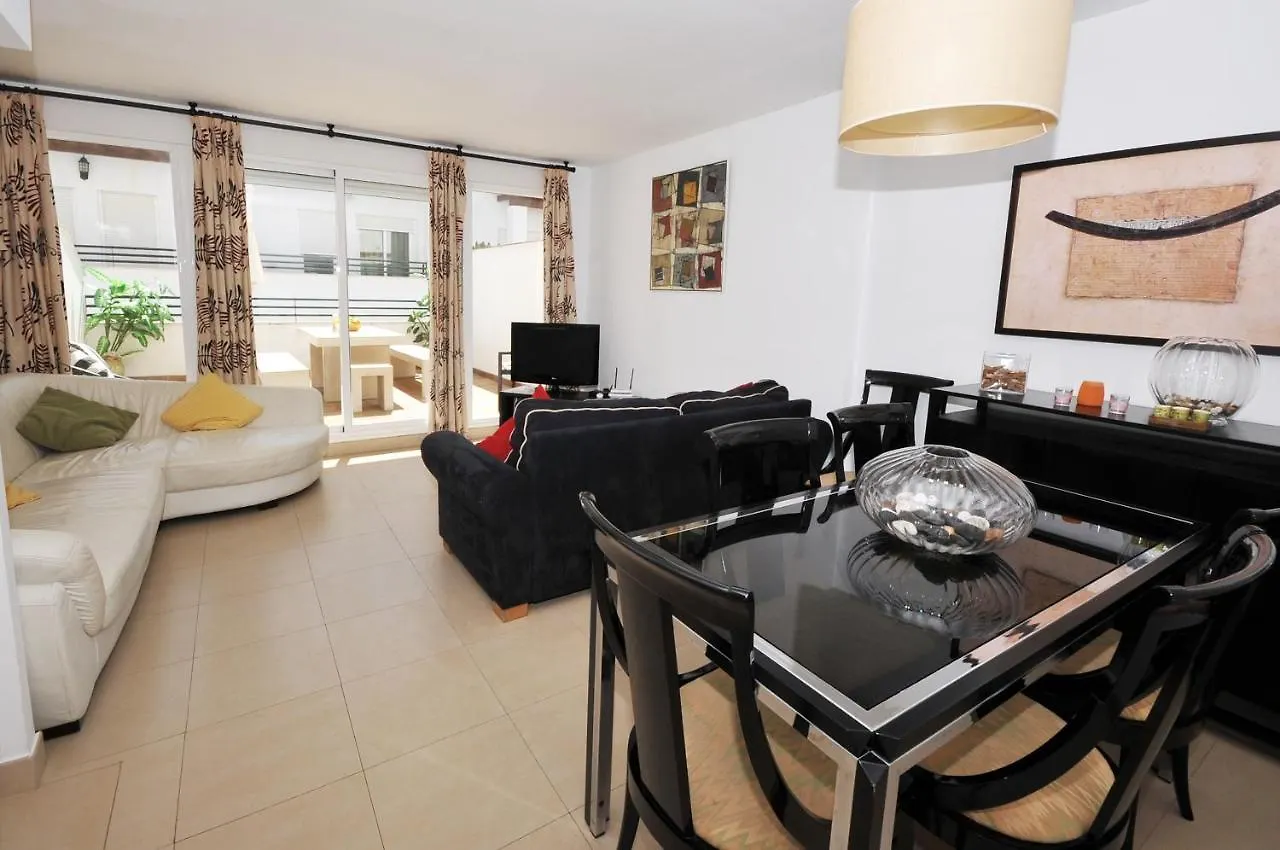 아파트 3 Bedroom Townhouse Benahavis Village 스페인